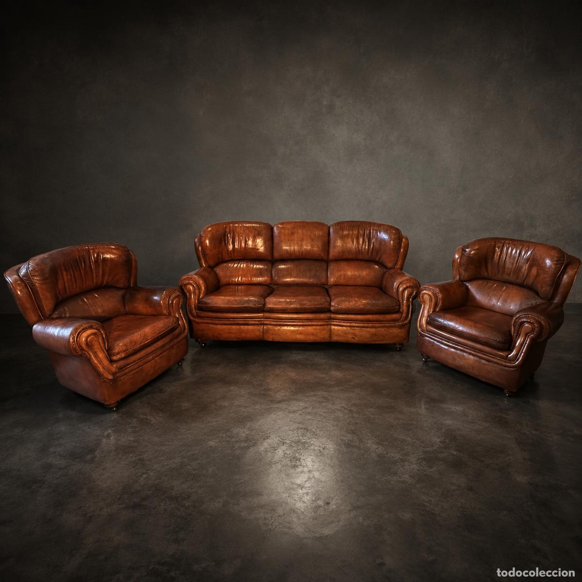 Vintage: conjunto de sal&oacute;n en cuero natural. Sof&aacute; de tres plazas y pareja de sillones Club. Inglaterra