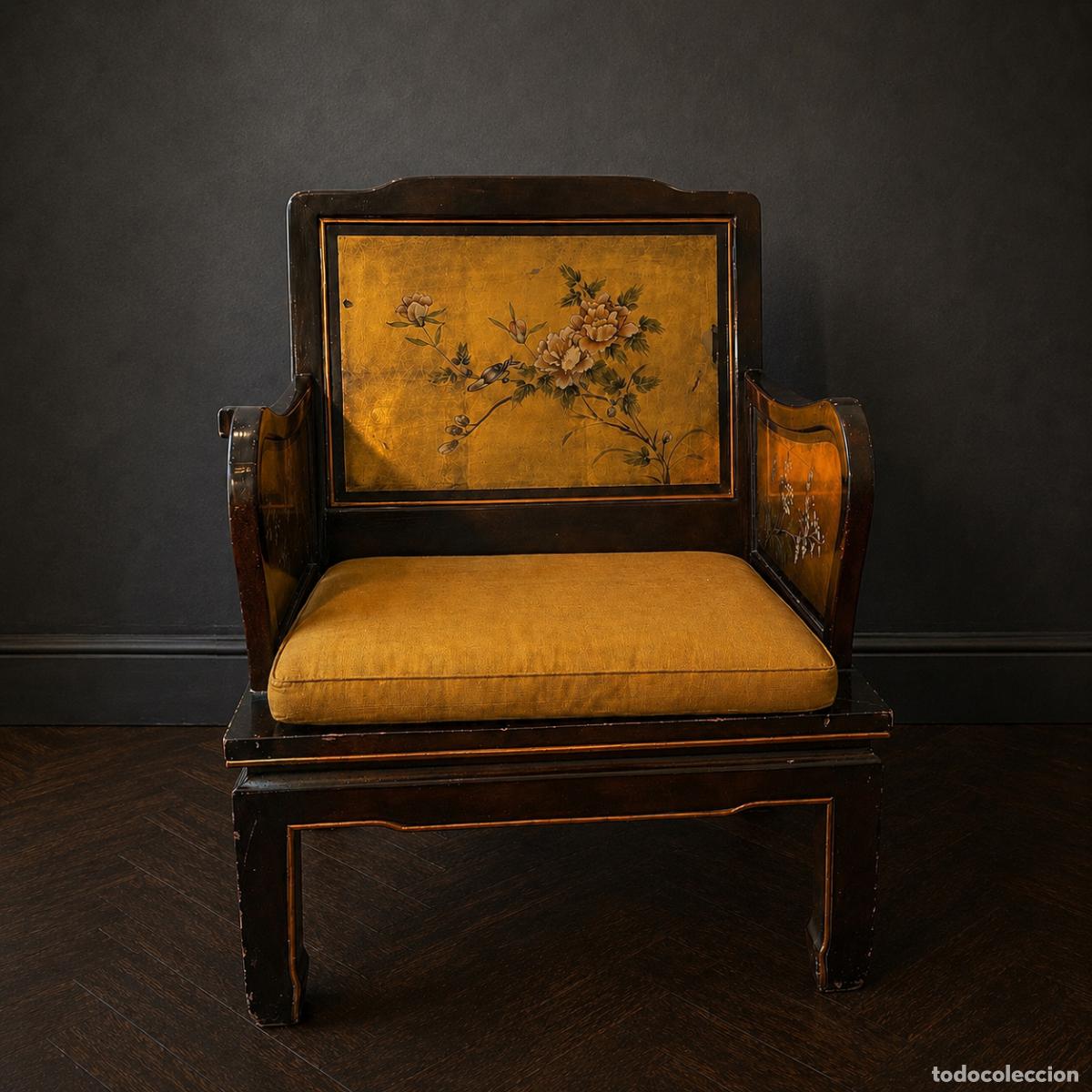 Vintage: Butaca oriental lacada con decoraci&oacute;n chinoiserie sobre fondo dorado &ndash; mediados siglo XX