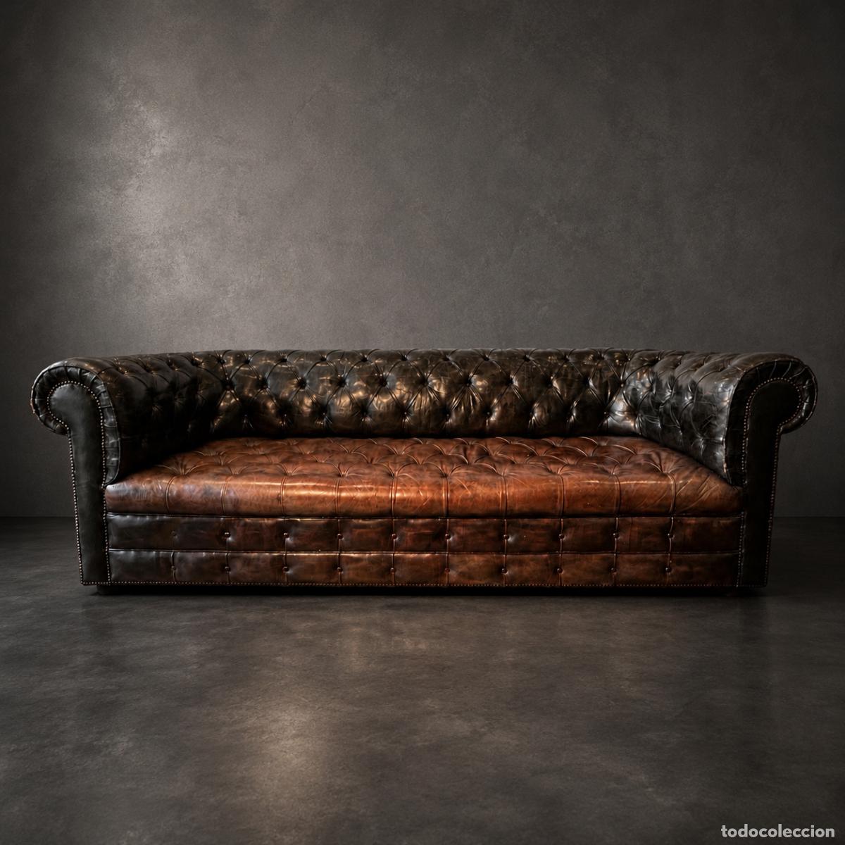 Vintage: Magn&iacute;fico sof&aacute; Chesterfield ingl&eacute;s en cuero aut&eacute;ntico envejecido.