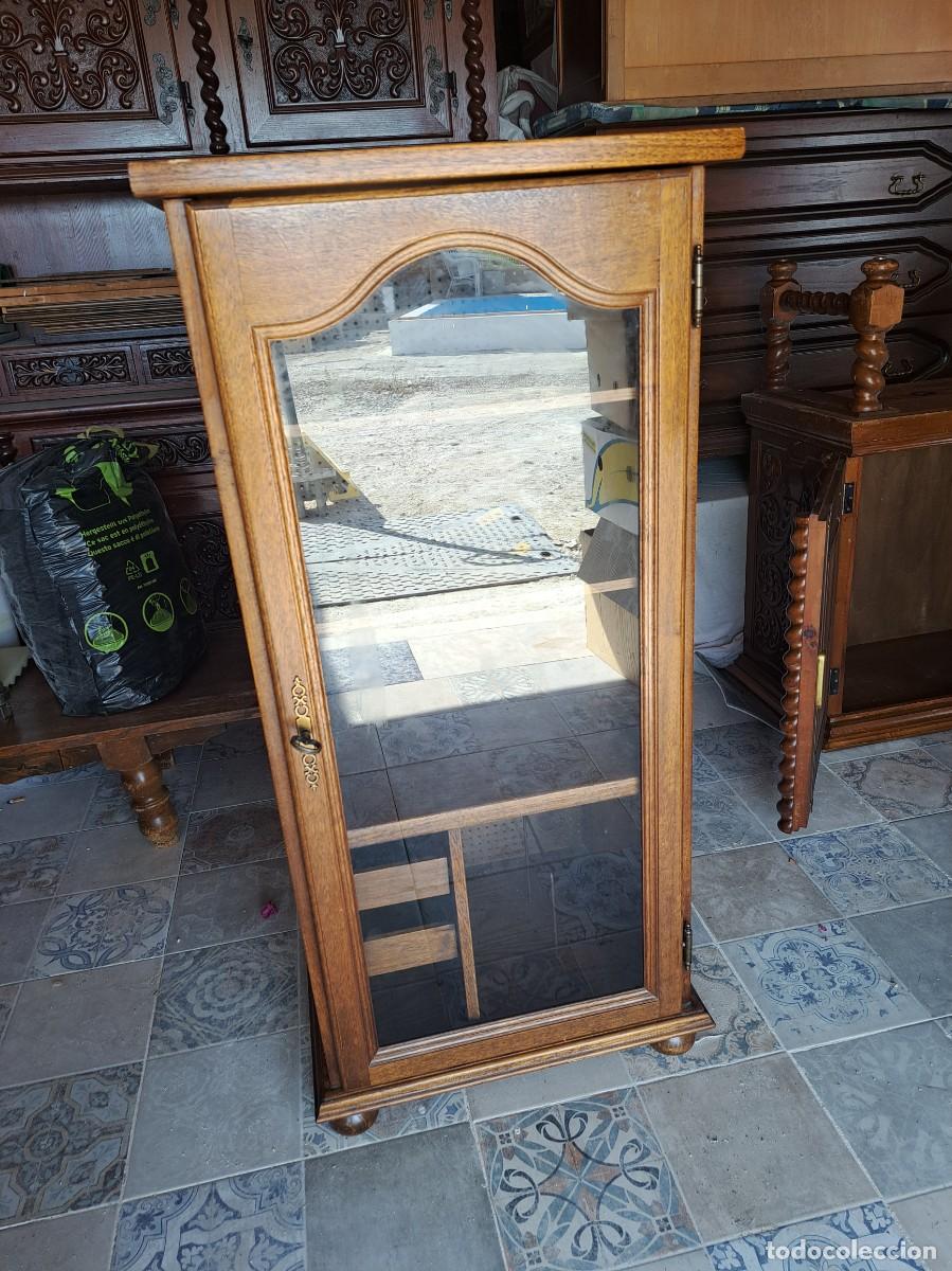 Vintage: Antigua vitrina de madera y chapada, para radio, discos, etc, con cajones.
