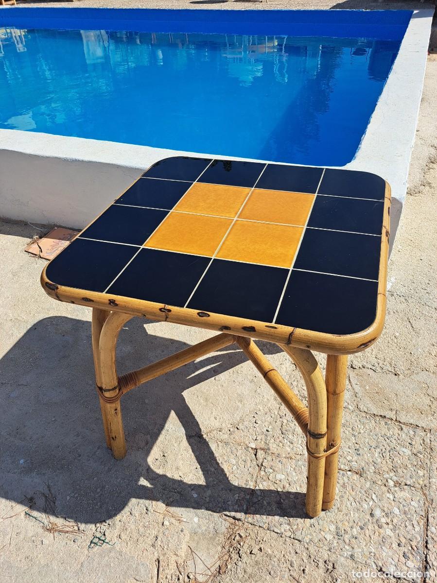 Vintage: Bonita mesa de bamb&uacute; con azulejos de color negro y mostaza, a&ntilde;os 50