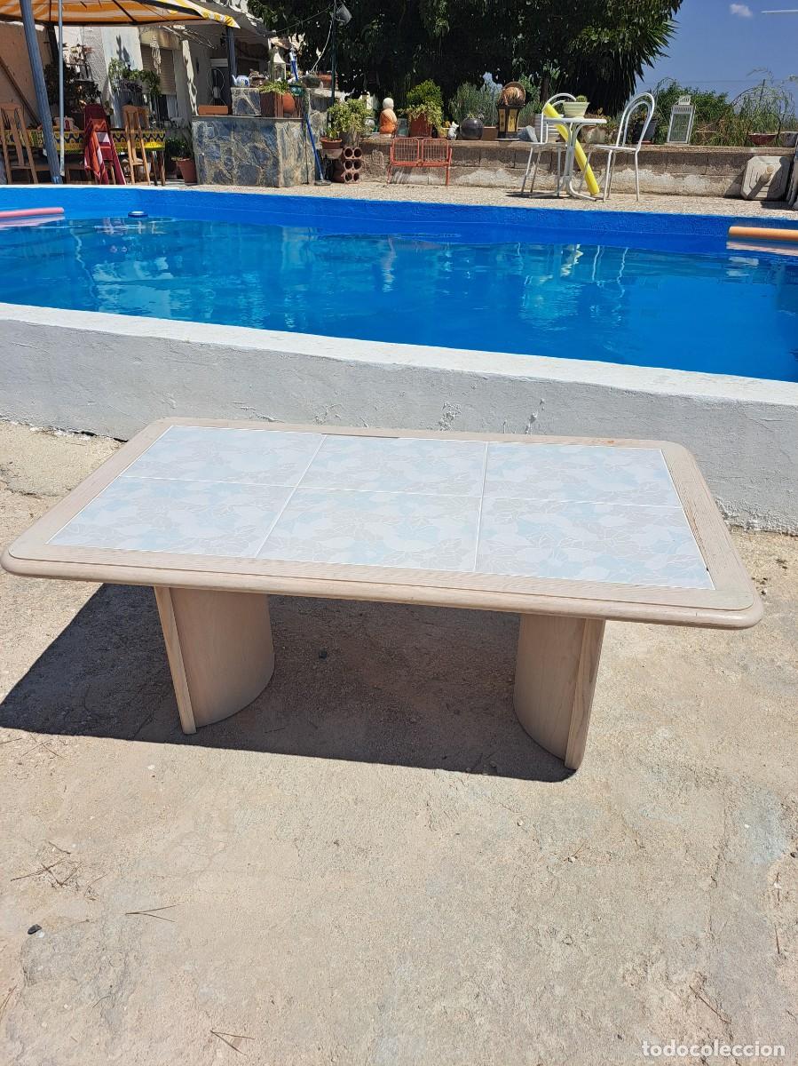 Vintage: Bonita mesa de madera aglomerada con azulejos en tonos suaves y florales.