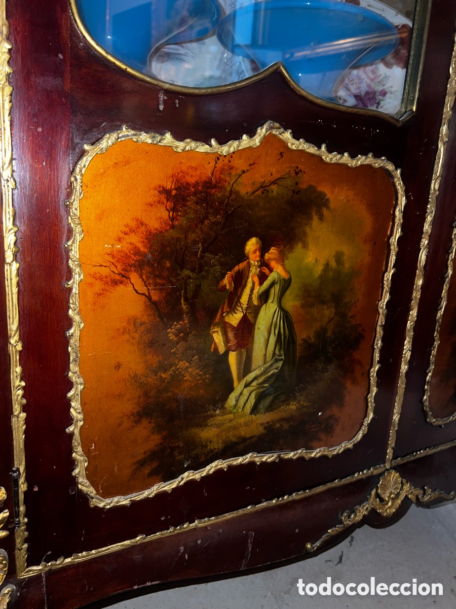 Vintage: Grande vitrine Vernis Martin &agrave; sc&egrave;nes galantes sign&eacute;e Albertine