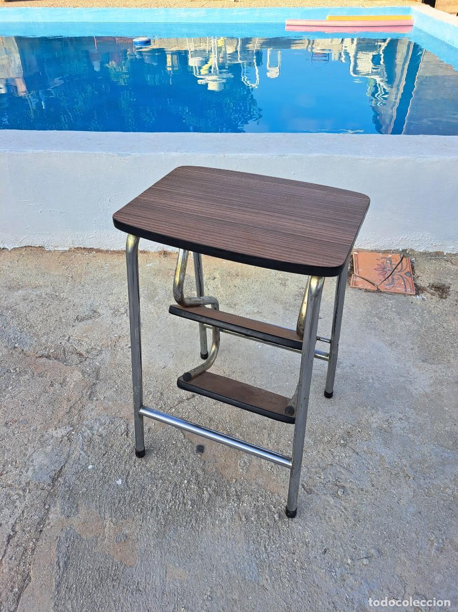 Vintage: Taburete escalera plegable vintage con estructura cromada, d&eacute;cada de 1960.