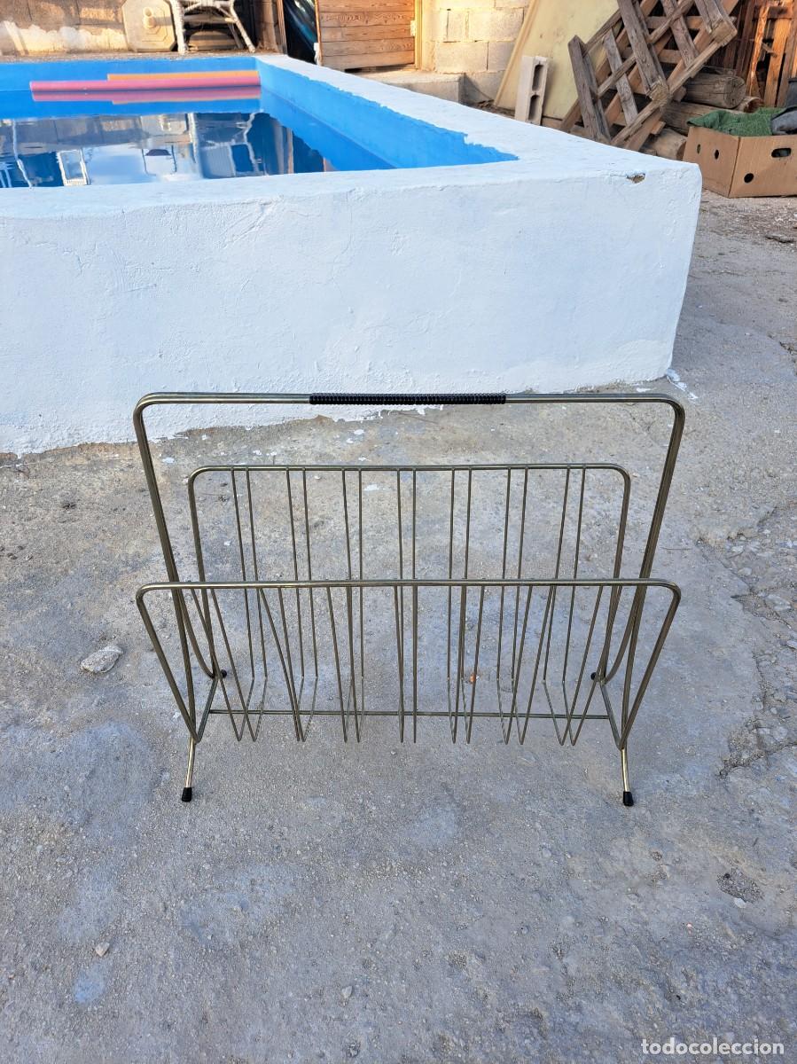 Vintage: Revistero vintage de mediados de siglo, porta peri&oacute;dicos de metal dorado, Yugoslavia, d&eacute;cada de 1960