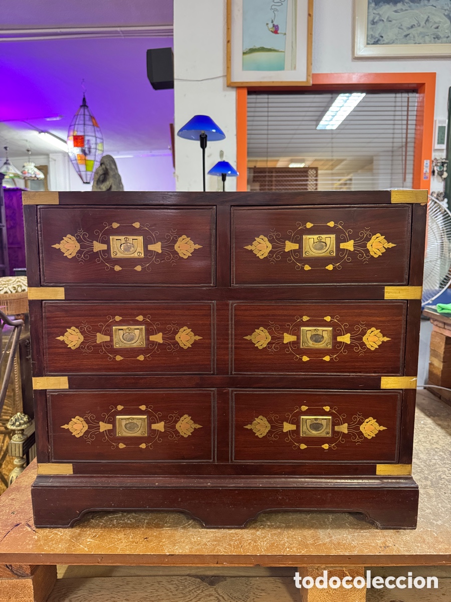 Vintage: Cajonera con marqueter&iacute;a y lat&oacute;n