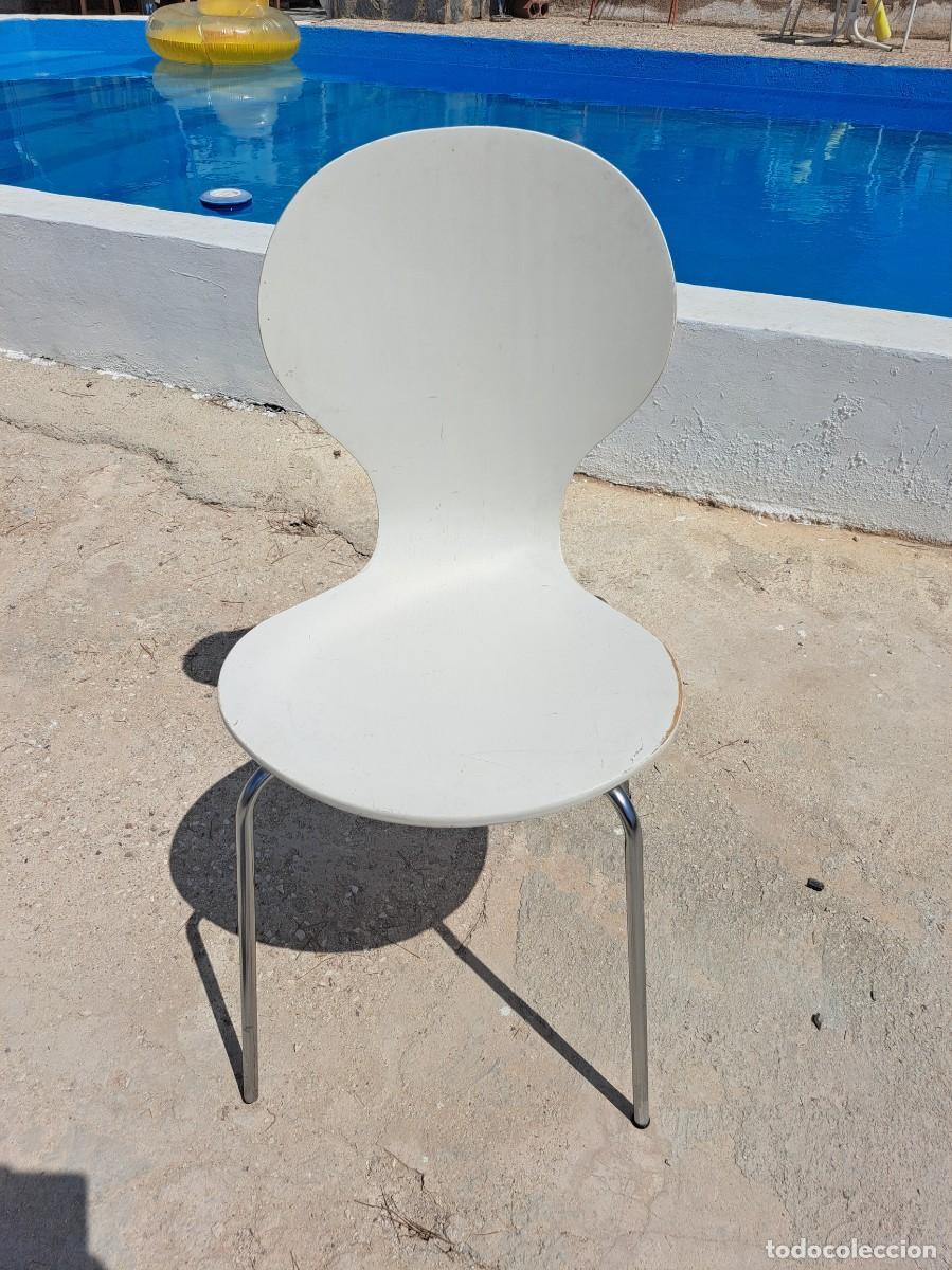 Vintage: Silla de madera lacada en blanco y patas cromadas. vintage.