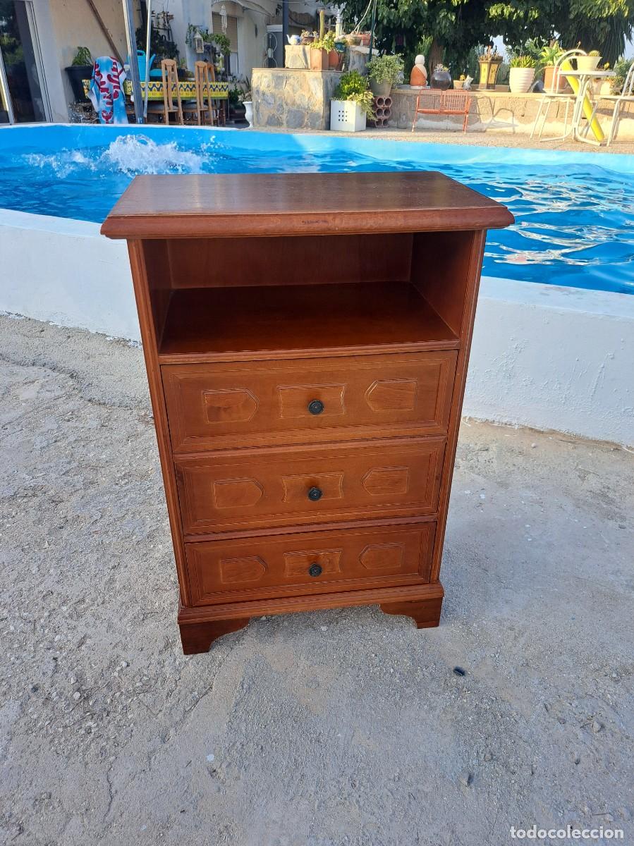 Vintage: Mesita de noche velador de madera, con 3 cajones.