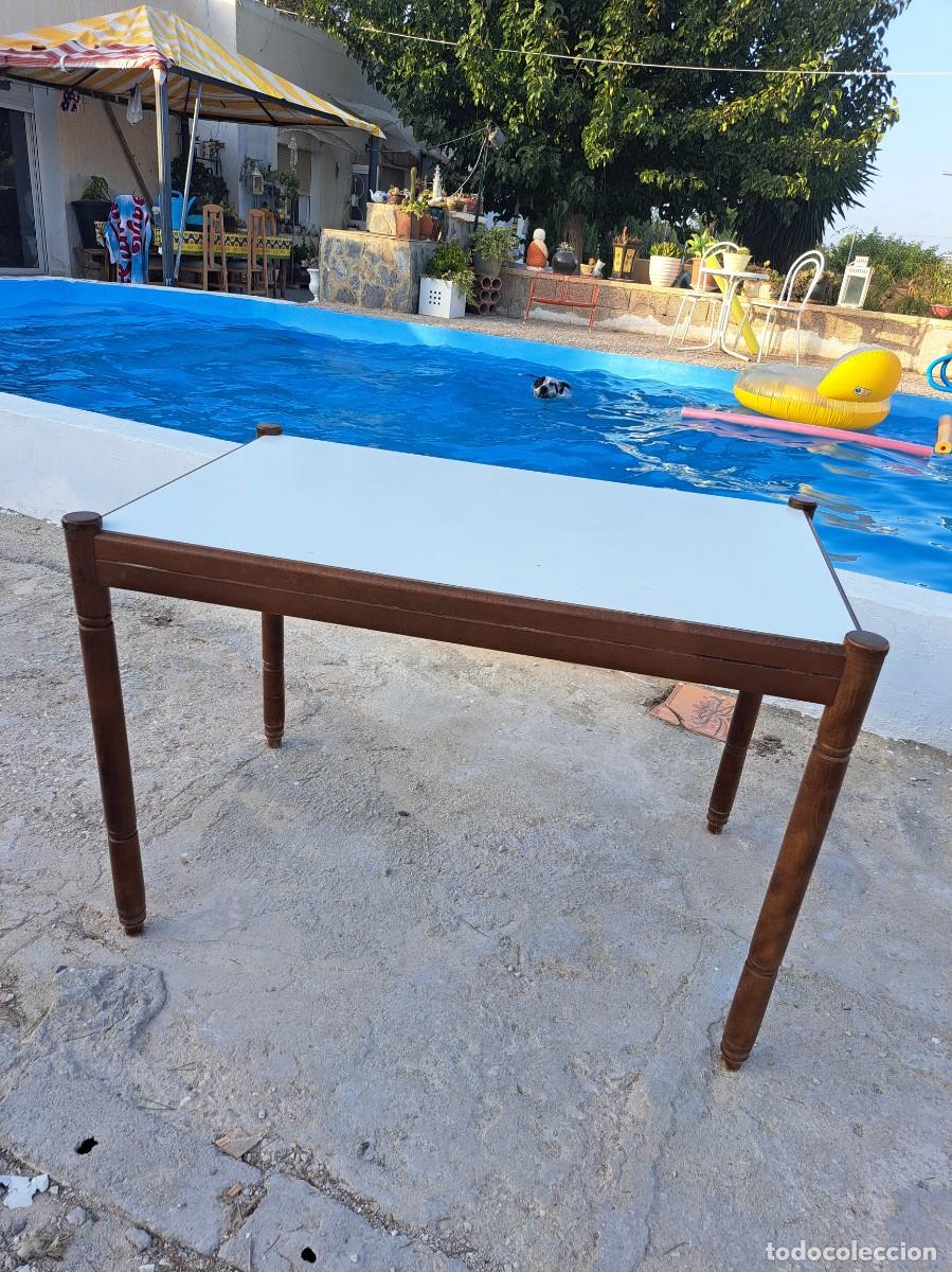 Vintage: Mesa de comedor rectangular de madera noble y tablero de formica. Vintage a&ntilde;os 70