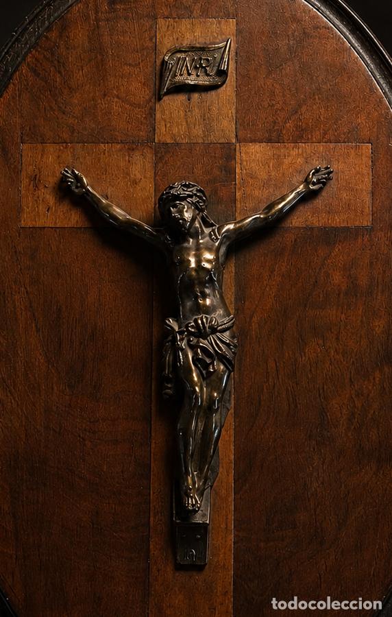 Vintage: JESUCRISTO CRISTO CRUCIFIJO FIGURA DE METAL SOBRE TABLA OVALADA CON MARQUETERIA ANTIGUO VINTAGE