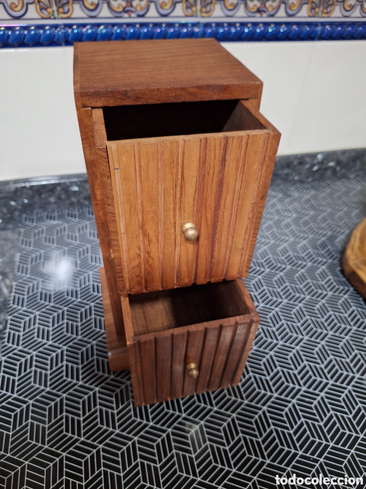 Vintage: Peque&ntilde;a cajonera de madera . - Foto 2