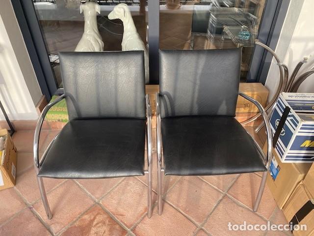 Vintage: UN BUEN PAR DE SILLONES ANTIGUOS EN CROMO Y CUERO DE IMITACION.