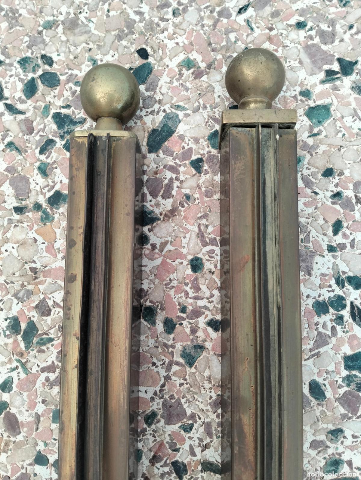 Vintage: Pareja de columnas de lat&oacute;n antiguas soportes o repuestos de baranda o salva chispas a&ntilde;os 50