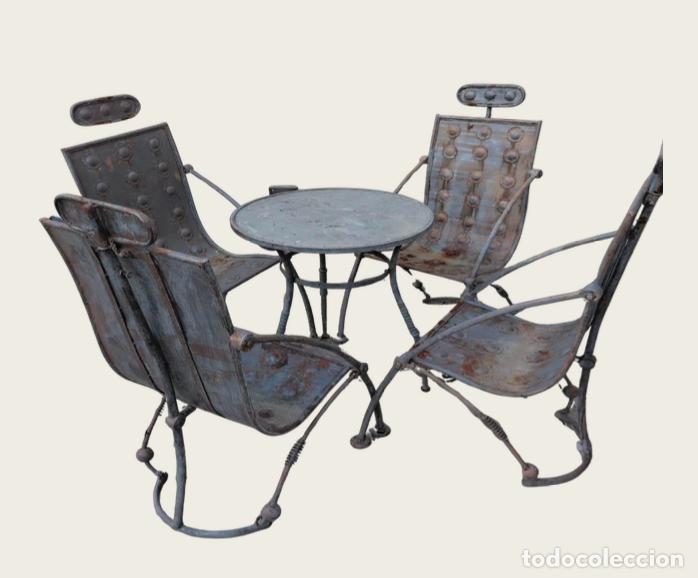 Vintage: Conjunto de hierro compuesto por mesa y 4 sillas.