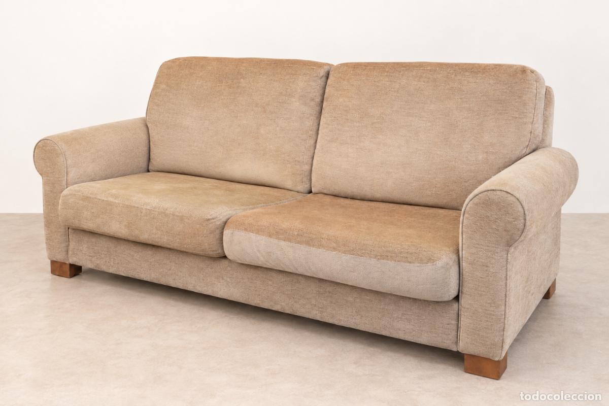 Vintage: Sof&aacute; cl&aacute;sico de tres plazas tapizado en color beige