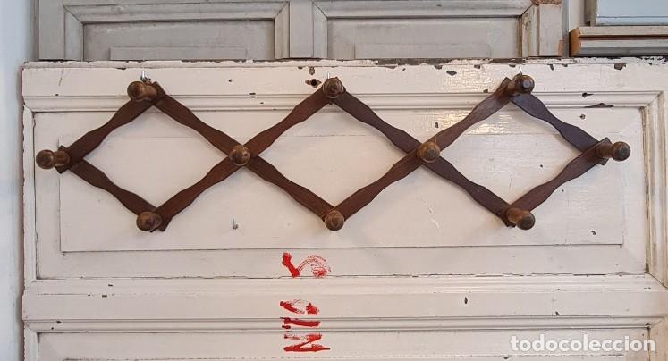 Vintage: Percha de Pared Acorde&oacute;n Vintage de Madera con Pomos Torneados