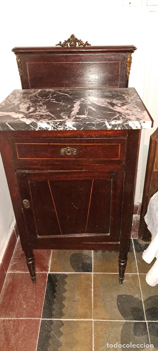 Vintage: ANTIGUA MESILLA DE NOCHE CON M&Aacute;RMOL NEGRO &ndash; ESTILO ISABELINO &ndash; HERRAJES ORNAMENTALES