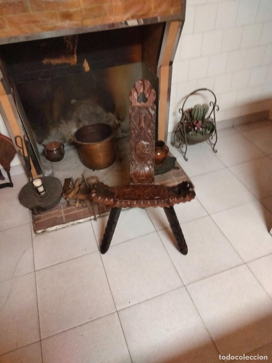 Vintage: Preciosa silla de parto en madera maciza tallada y cuero repujado con patas desmontables