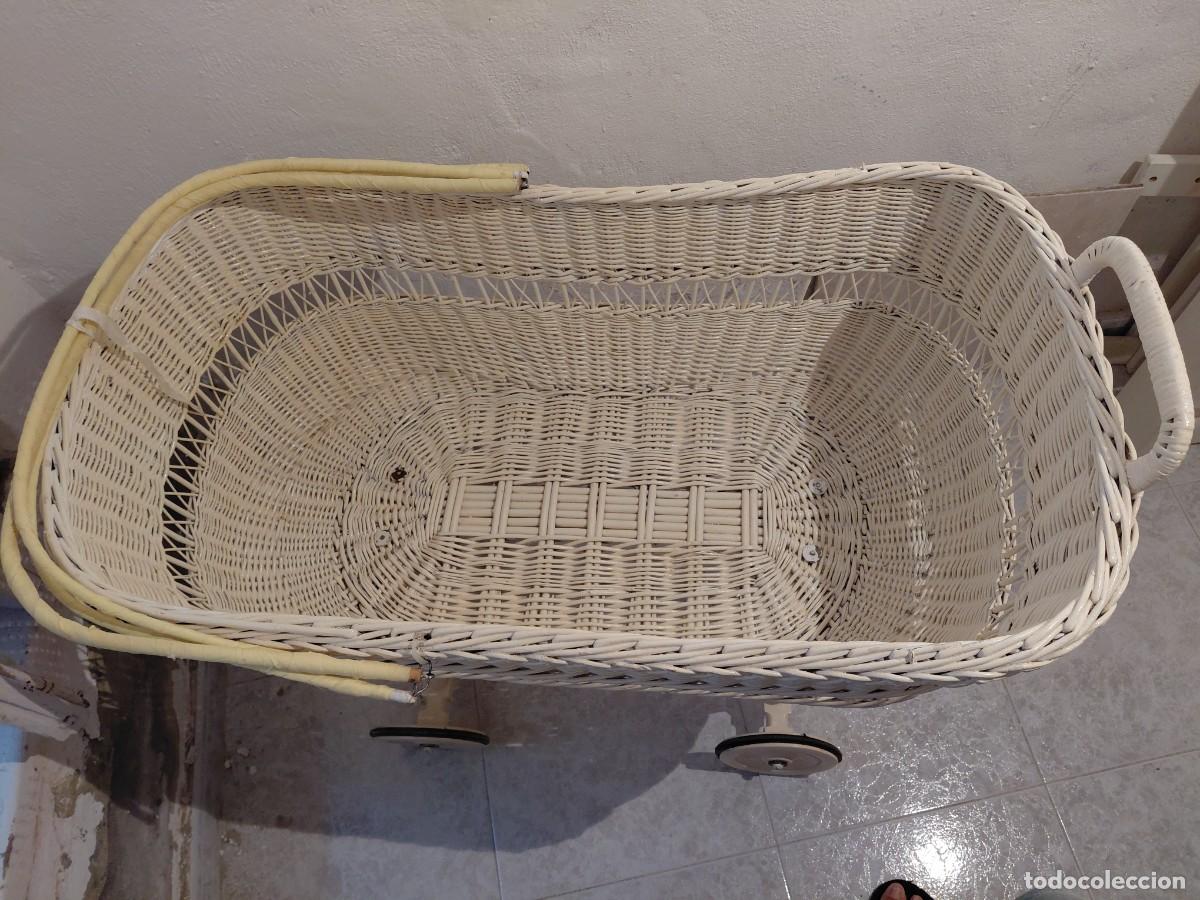 Vintage: Moises de mimbre con ruedas. - Foto 3