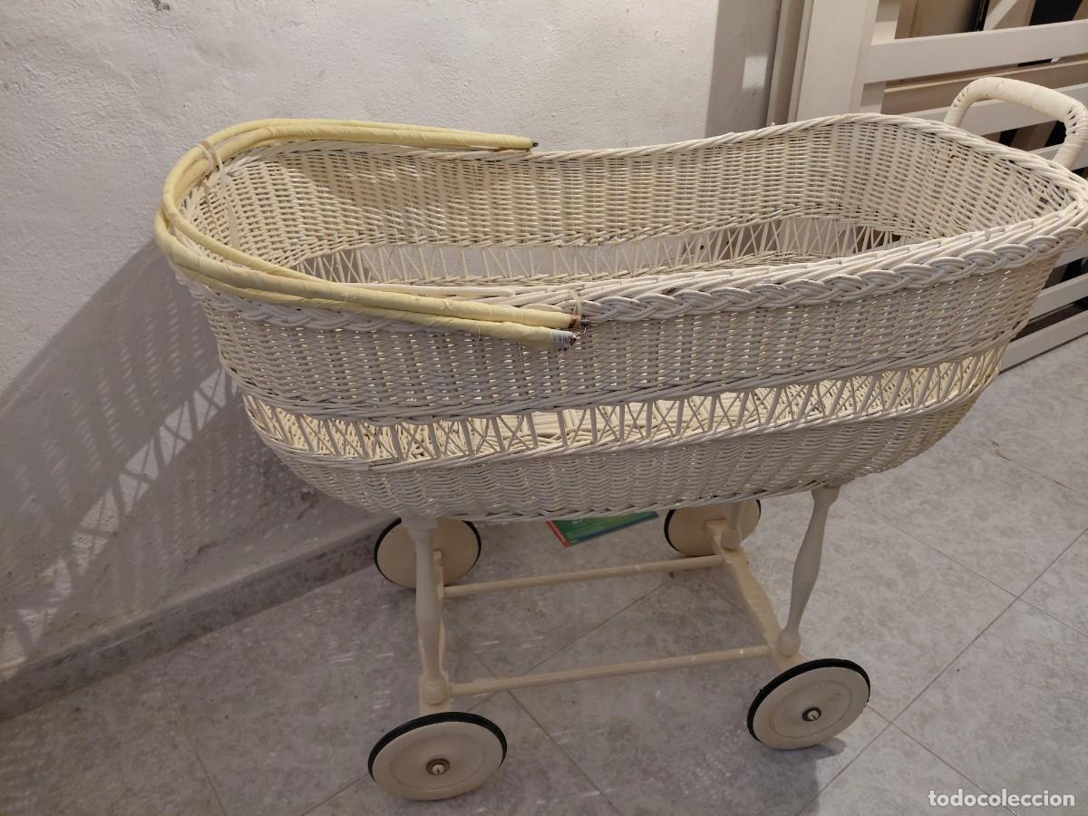 Vintage: Moises de mimbre con ruedas. - Foto 1