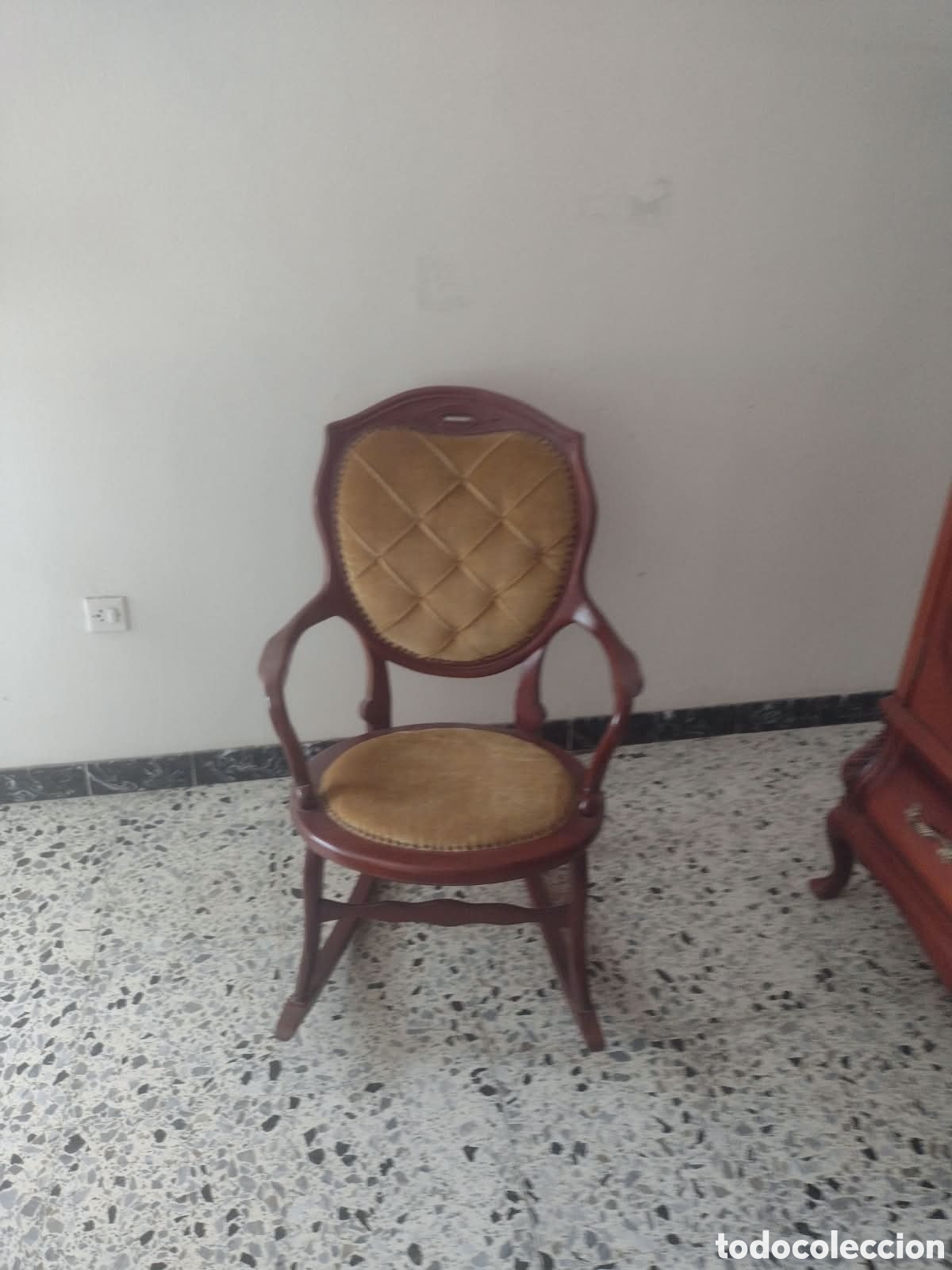 Vintage: Mecedora con tapizado en terciopelo