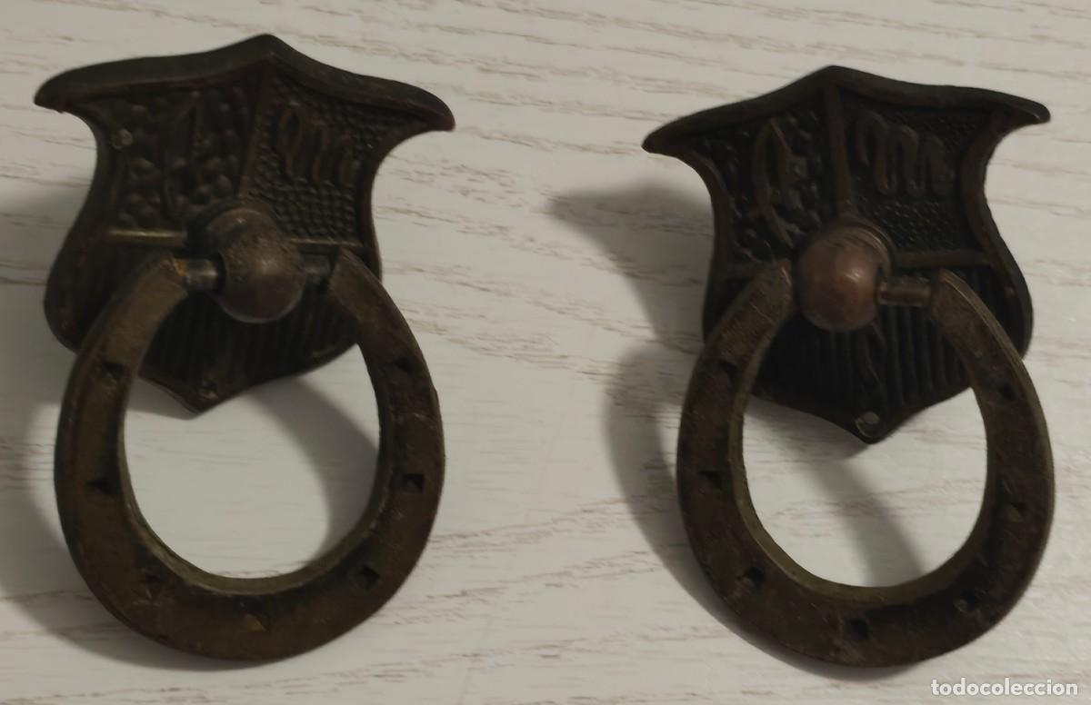 Vintage: 2 TIRADORES MET&Aacute;LICOS EN FORMA DE HERRADURA PARA MUEBLES (MEDIDAS HERRADURA: 5 X 4,2 cm.)