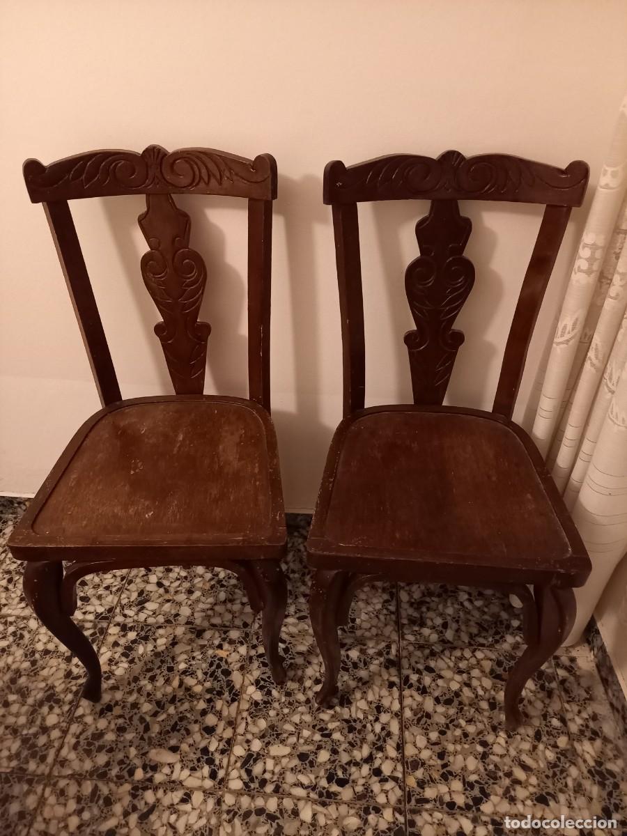 Vintage: Sillas antiguas de madera tallada con patas curvas, estilo cl&aacute;sico