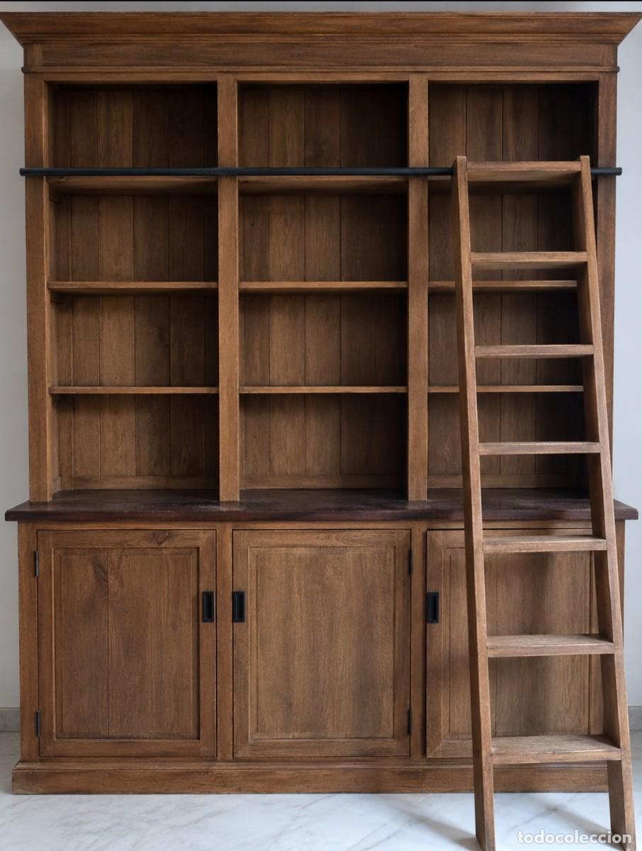 Vintage: Librer&iacute;a cl&aacute;sica con escalera de madera desplazable y armarios inferiores