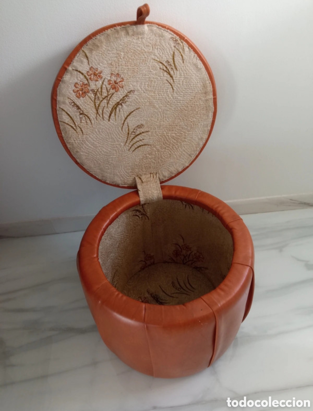 Vintage: Puff Ba&uacute;l Vintage a&ntilde;os 60/70 _ Tapizado cuero marr&oacute;n e interior floral _ Excelente estado