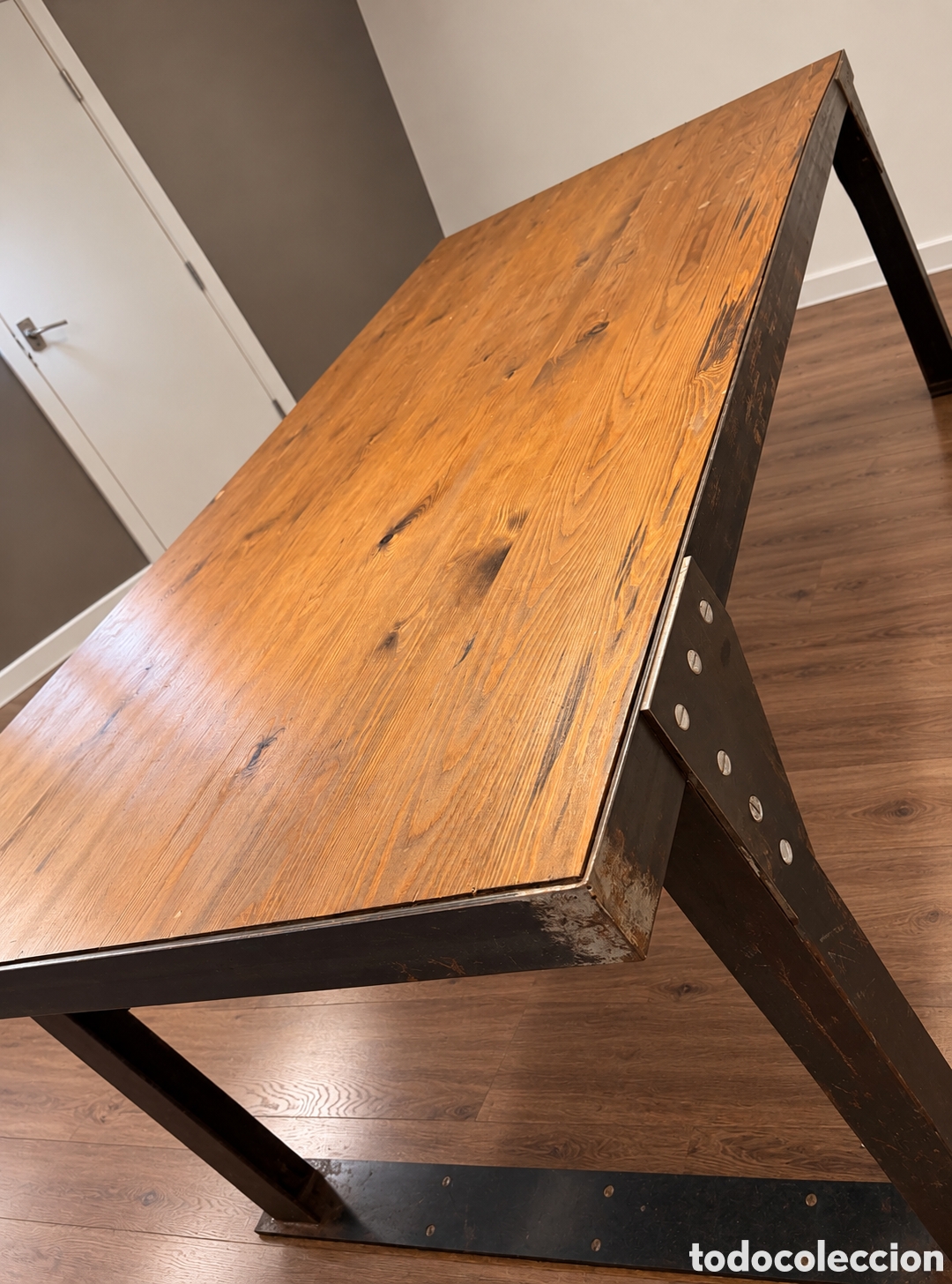 Vintage: Mesa artesanal de estilo industrial y aspecto envejecido