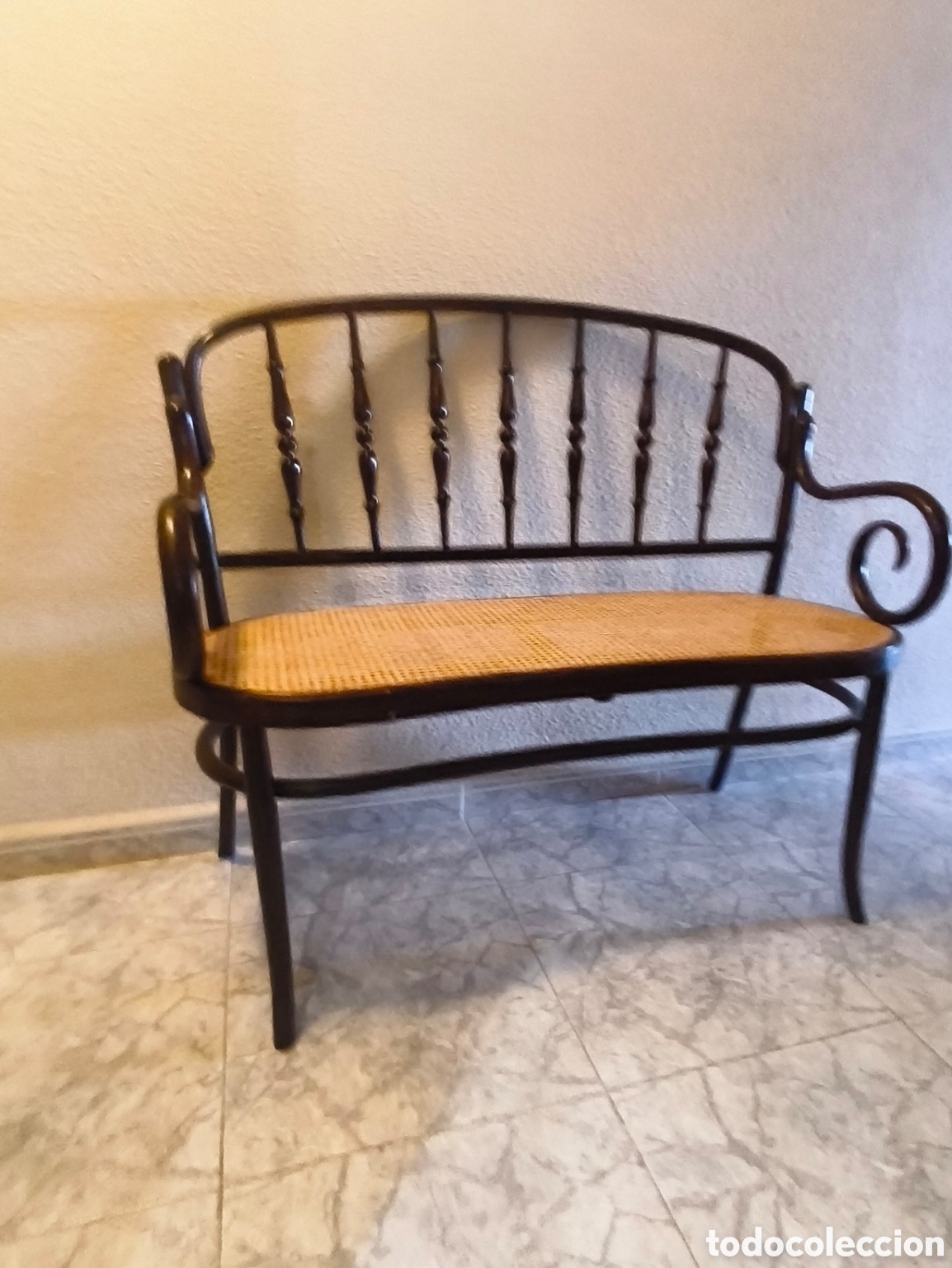 Vintage: Banco vintage cl&aacute;sico de madera oscura y rejilla natura