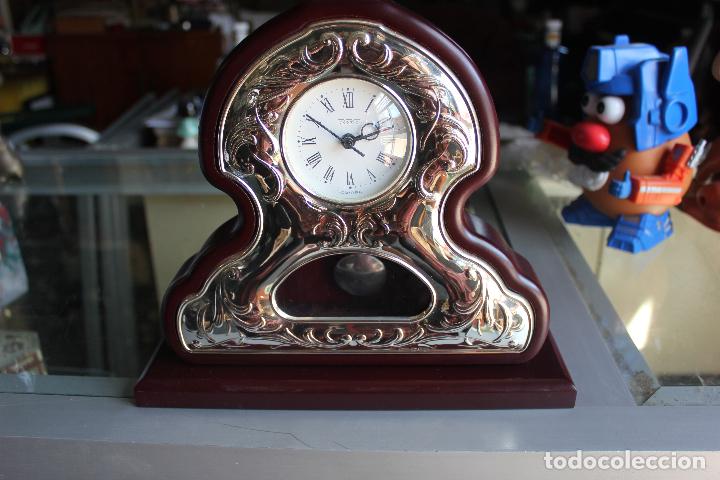 RELOJ DE SOBREMESA, MADERA Y PLATA.FUNCIONANDO. BASE 27 X 8 CMS; ALTURA 23,50 CMS. VER FOTOS (Relojes - Relojes Vintage )