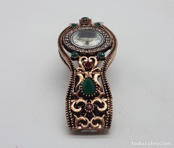 Vintage: Bello reloj de estilo imperio turco con acabado en bronce, circonitas y símil de esmeraldas y rubies - Foto 2 - 130580090
