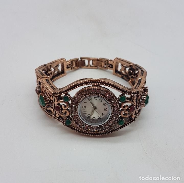 Vintage: Bello reloj de estilo imperio turco con acabado en bronce, circonitas y símil de esmeraldas y rubies - Foto 3 - 130580090