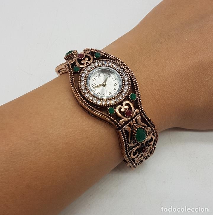 Vintage: Bello reloj de estilo imperio turco con acabado en bronce, circonitas y símil de esmeraldas y rubies - Foto 5 - 130580090