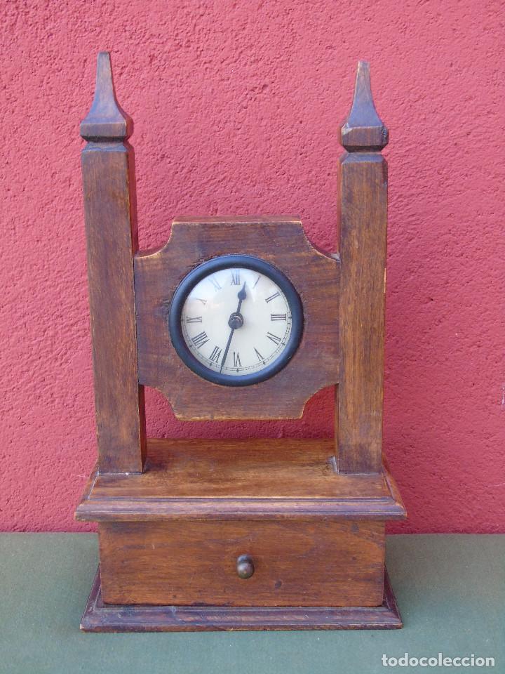 Vintage: RELOJ DE MADERA, CON CAJ&Oacute;N. NO FUNCIONA. - Foto 1