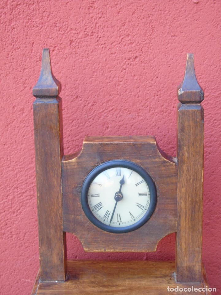 Vintage: RELOJ DE MADERA, CON CAJ&Oacute;N. NO FUNCIONA. - Foto 2