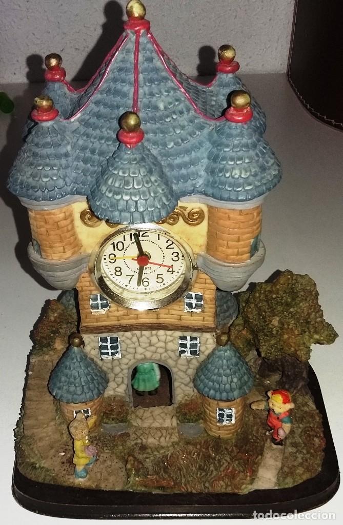Vintage: CASTILLO DE RESINA CON RELOJ DE P&Eacute;NDULO - Foto 1