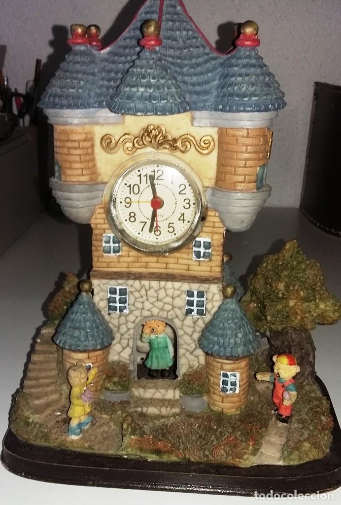 Vintage: CASTILLO DE RESINA CON RELOJ DE P&Eacute;NDULO - Foto 2