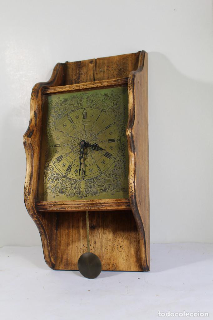 Vintage: reloj quartz de lat&oacute;n y madera encejecida