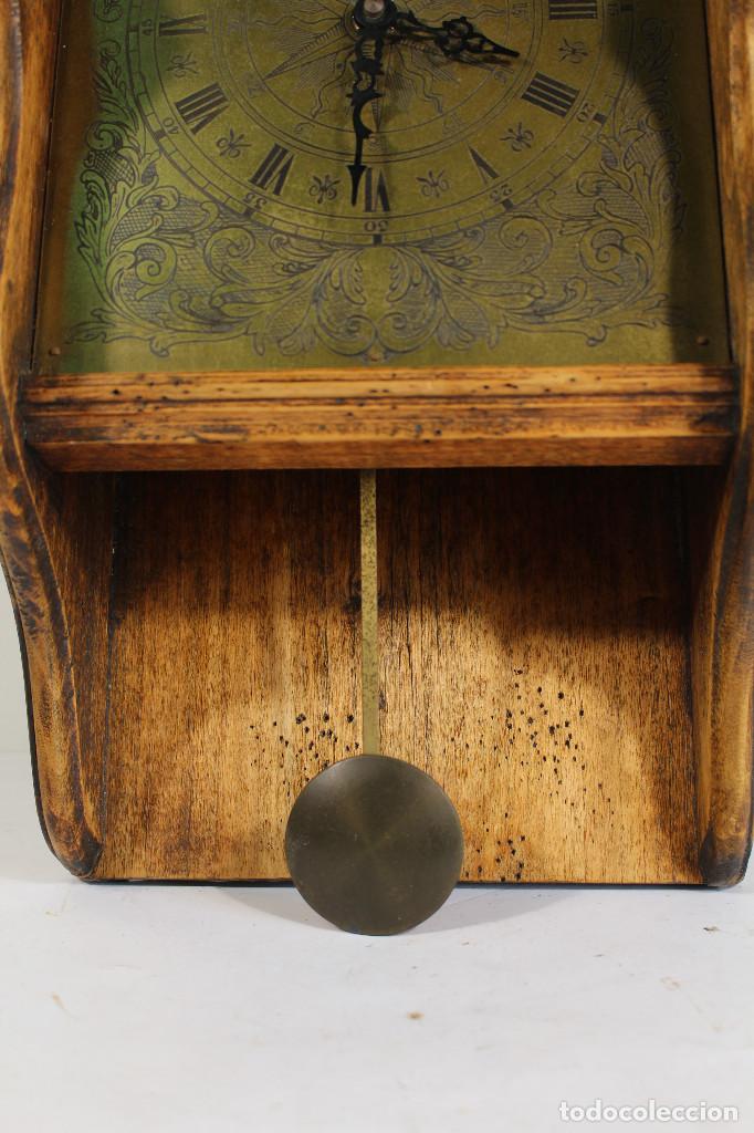 Vintage: reloj quartz de lat&oacute;n y madera encejecida - Foto 2