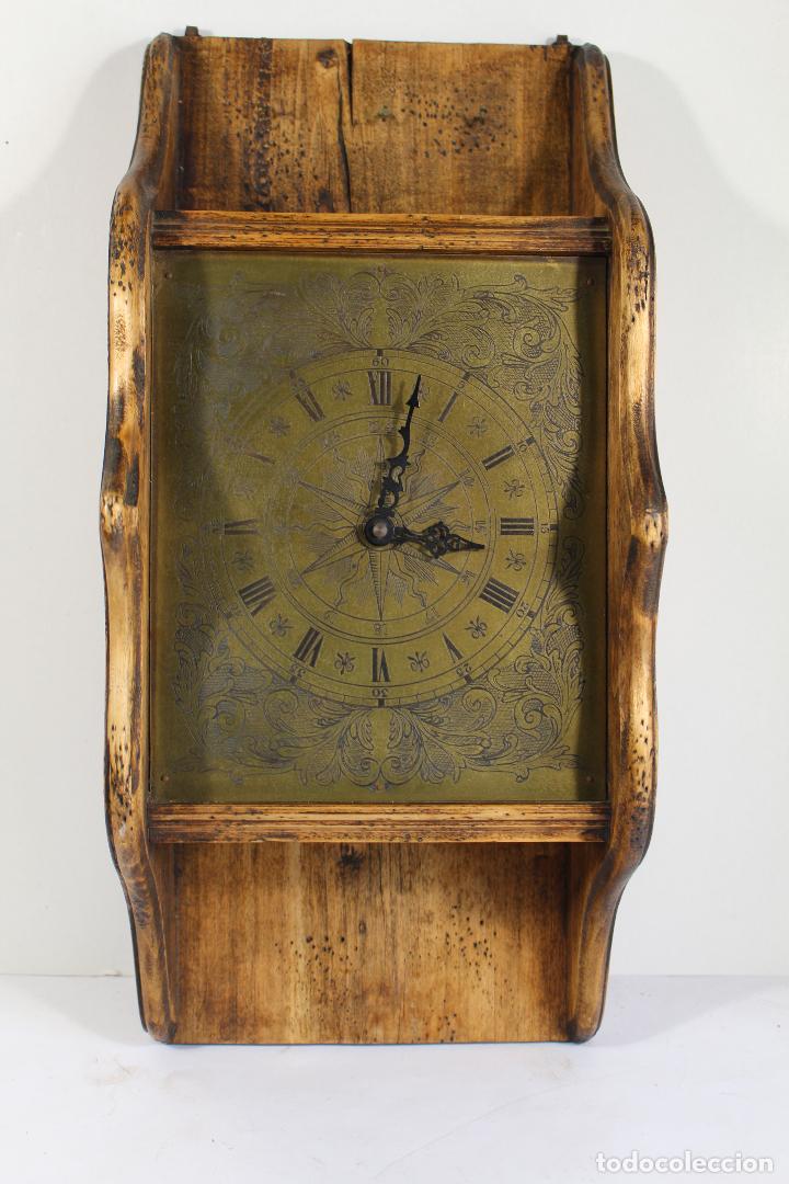 Vintage: reloj quartz de lat&oacute;n y madera encejecida - Foto 3