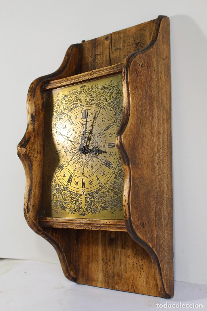 Vintage: reloj quartz de lat&oacute;n y madera encejecida - Foto 4