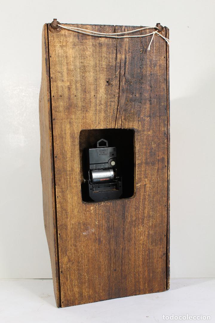 Vintage: reloj quartz de lat&oacute;n y madera encejecida - Foto 5