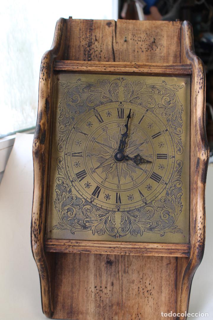 Vintage: reloj quartz de lat&oacute;n y madera encejecida - Foto 6
