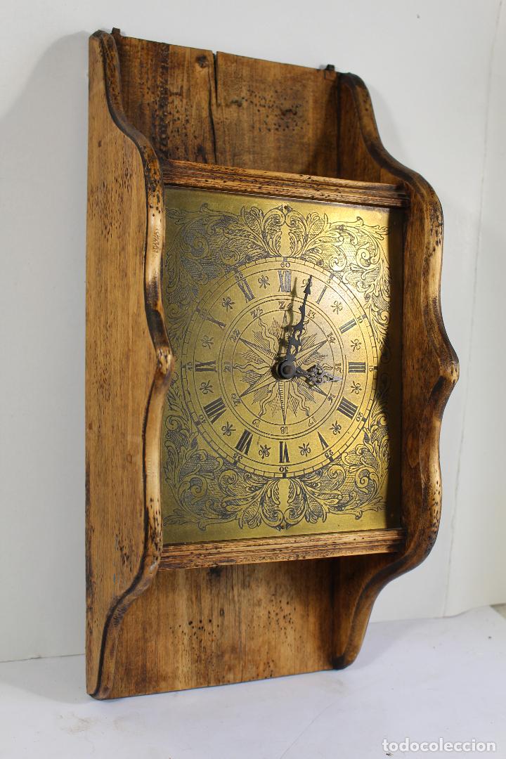 Vintage: reloj quartz de lat&oacute;n y madera encejecida - Foto 7