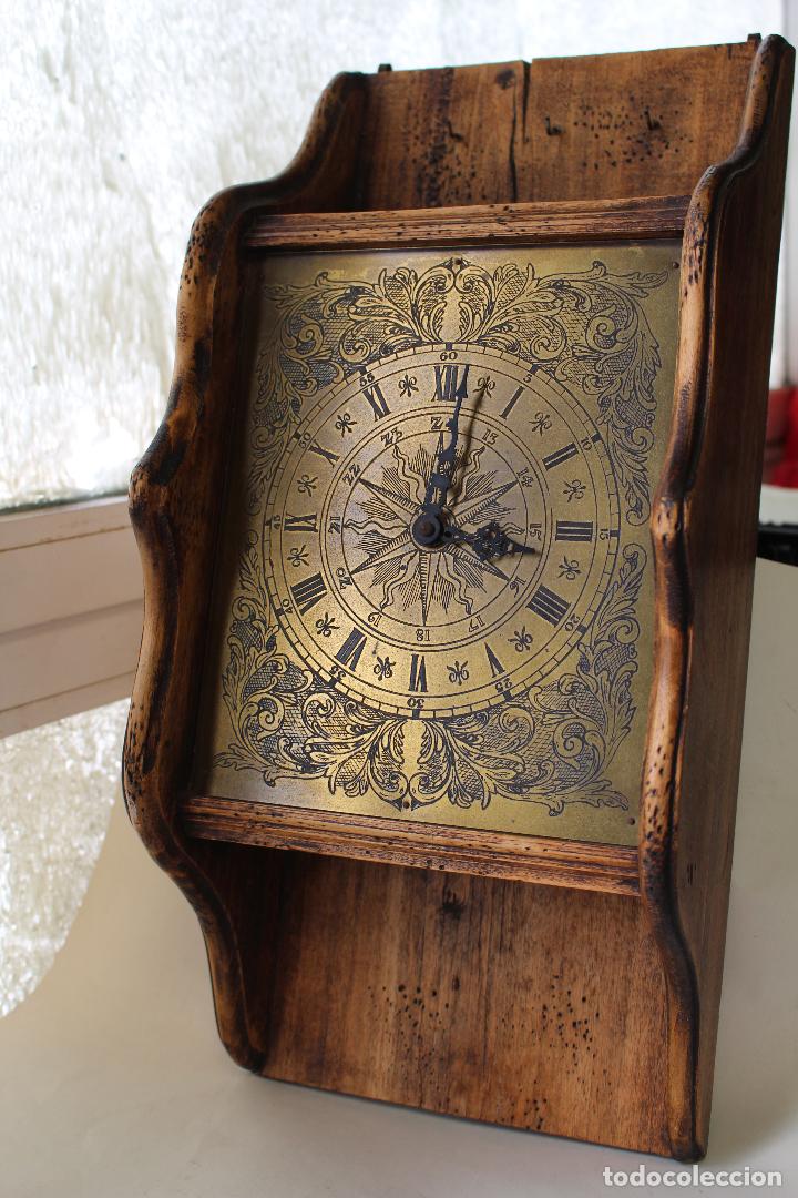 Vintage: reloj quartz de lat&oacute;n y madera encejecida - Foto 8