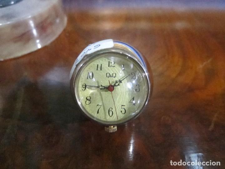 Vintage: Reloj de cuerda decoraci&oacute;n huevo de metal cristal curvo marca Q&Q medida 5 X 3 cm. no funciona