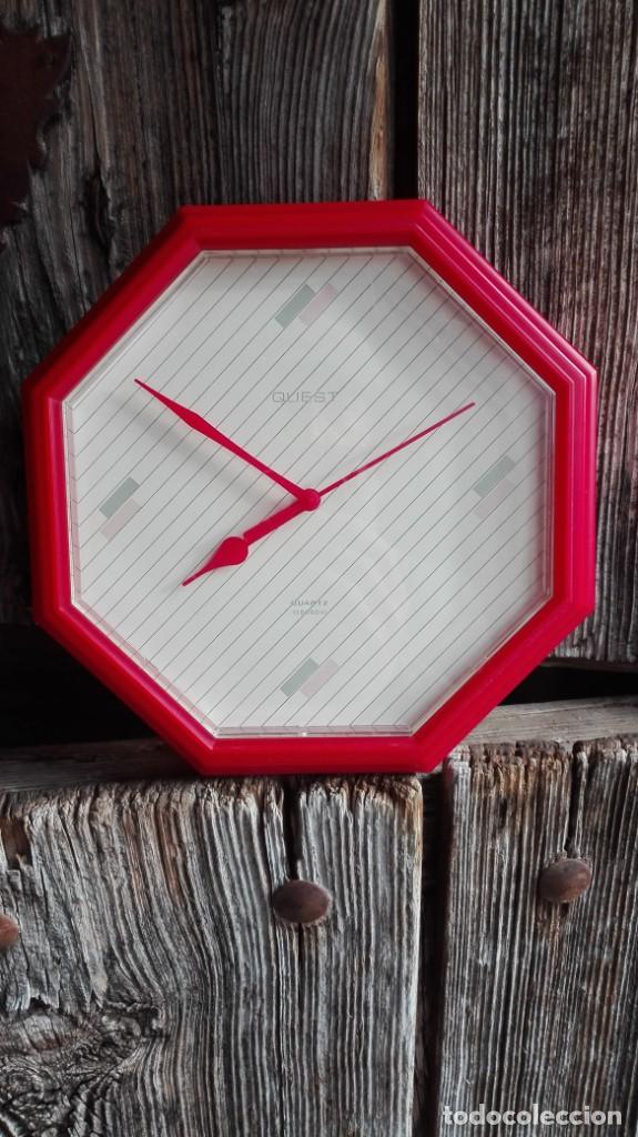 Vintage: Reloj de pared marca Quest de pl&aacute;stico funcionando - Foto 1