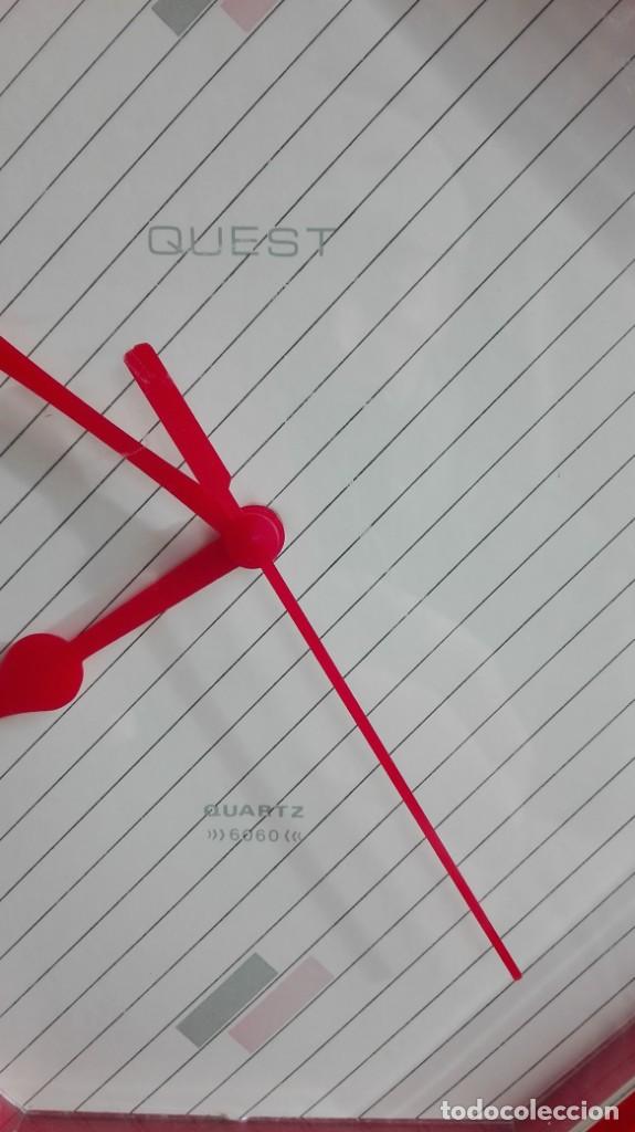 Vintage: Reloj de pared marca Quest de pl&aacute;stico funcionando - Foto 2